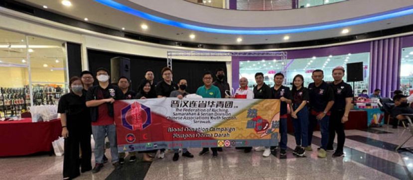 晋汉连省华总青年团，古晋漳泉公会青年团，马来西亚红新月会，以及医院血库团体移交礼品给成功  捐血者。