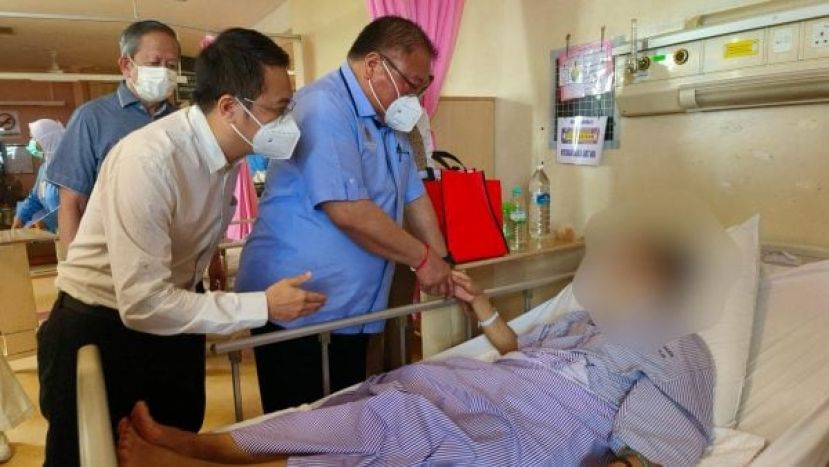 张庆信探望云顶旅巴车祸案中受伤的中国游客
