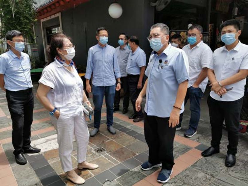 古晋南市市长拿督黄鸿圣（前右）及人联党古晋支部主席拿督杨莉（前左）和数南市市议员及浮罗岸区委会成员们走访浮罗岸。
