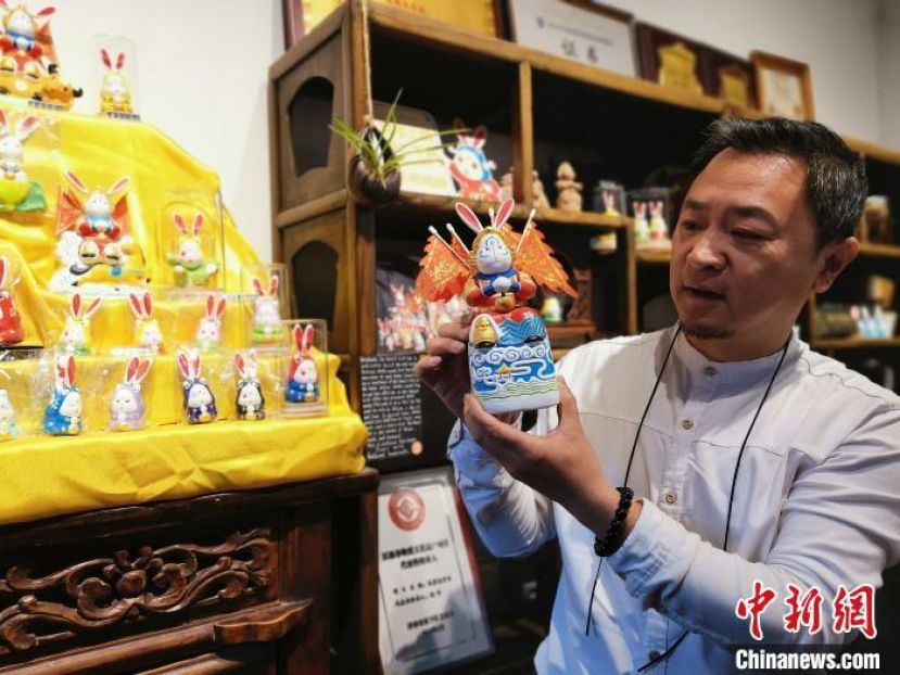 非遗传人展示济南&ldquo;兔子王&rdquo;。