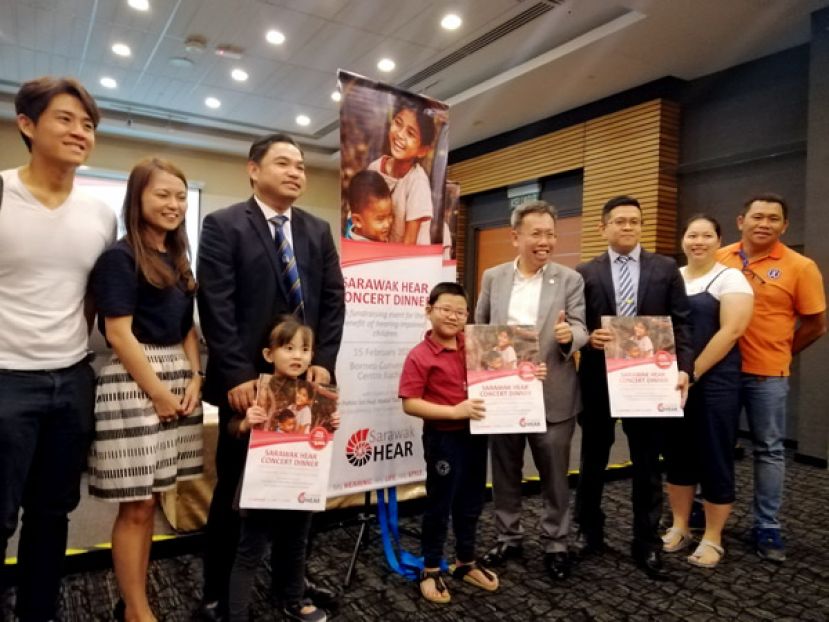 砂听力及康复协会音乐慈善晚宴新闻发布会。左三为会长郑应平、砂地方政府及房屋部长兼协会顾问拿督沈桂贤（右四）及晚宴筹委会主席亚历山大斯蒂芬。