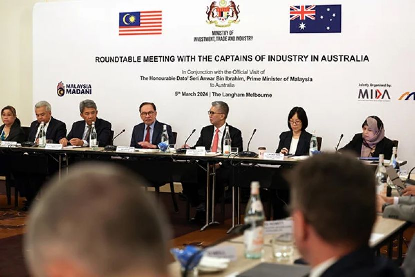 首相兼财长拿督斯里安华（左四）与18间澳洲公司高管及商界领袖会面。