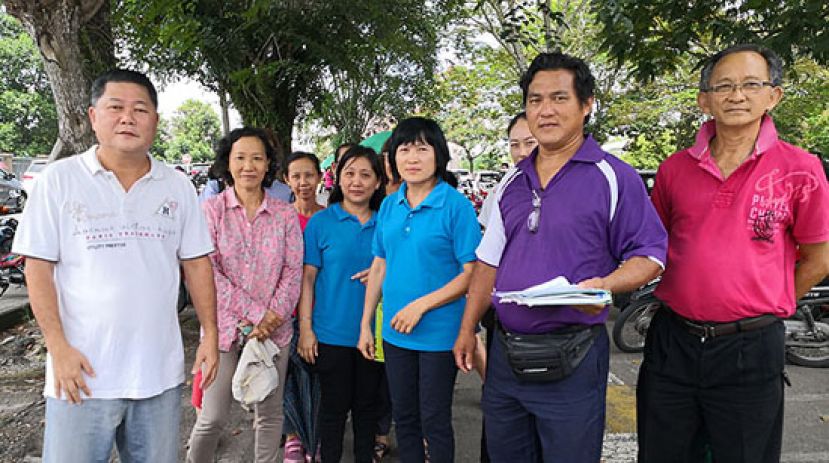 革新党秘书长张永通（右二）与学生家长展开签名运动，上书政府投诉单位，要求妥善处理南兰律上段一家鱼粉加工厂长期飘出臭味的问题。(左一)为李先生，（右三）为幼儿园林园长。