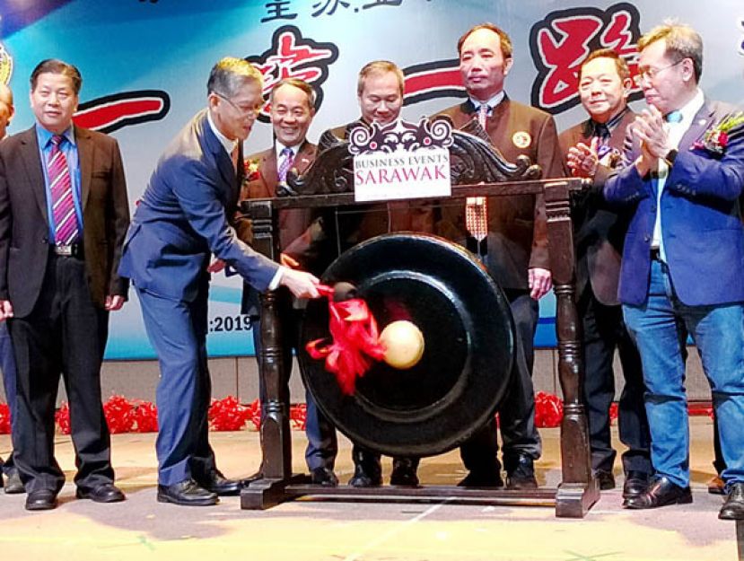 中国驻古晋副总领事张阳（左2）为《国际中医药高峰论坛》主持鸣锣开幕。左1及右1为砂医总会长江宗兴及拿督沈桂贤。