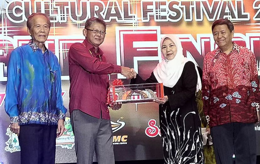婆罗洲文化节工委会主席罗卡雅（右2）赠送纪念品予砂地方政府与房屋部常务秘书巴克里再尼（左2）。左1右1为筹备会主席拿督张泰卿及诗巫省省长查尔斯萧。