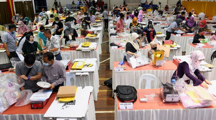 选举委员会为沙巴州选投票作最后准备。