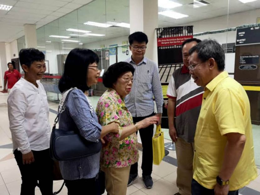 砂人联党主席拿督斯里沈桂贤在法庭走廊与已故拿督巴丁宜黄顺开遗杨守勤医生等问好。