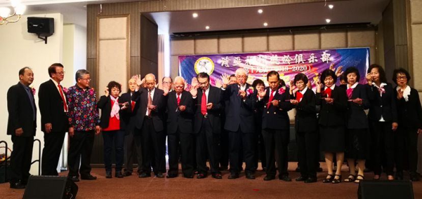 诗巫福州鹤龄俱乐部新届理事在主席陈绍源（中）带领下宣誓就职。监誓人是砂福州乐龄总会长林唐锦、诗巫福州鹤龄俱乐部会长刘伯举和砂福总会长拿督黄敬鸿。