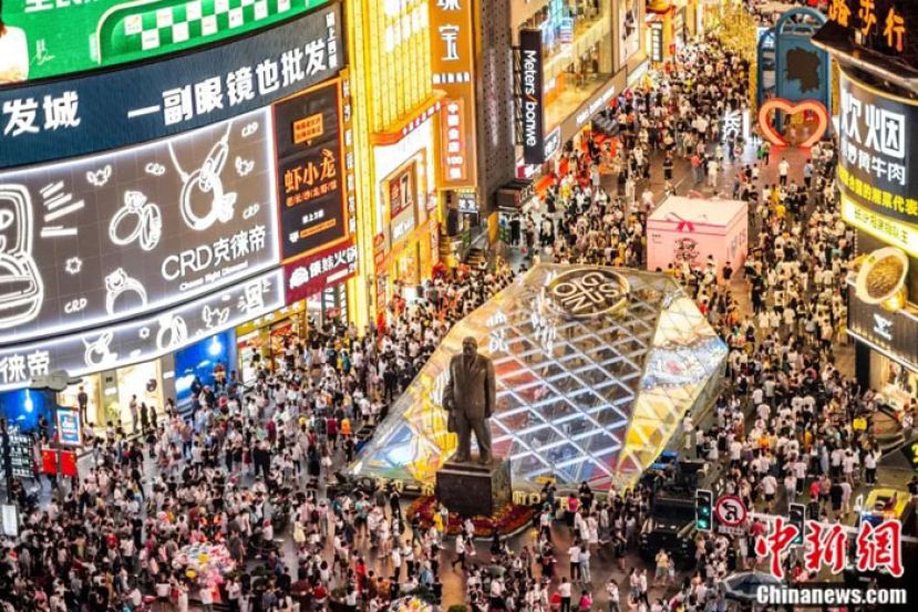 长沙黄兴路步行街人流如织。