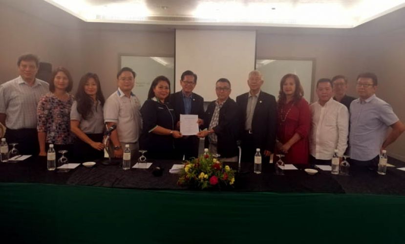 在拿督李景胜、拿督陈超耀律师的见证下，飞翼航空销售执行员维罗妮卡(左5)移交授权书予9家旅社代表甲必丹沈炎龙。
