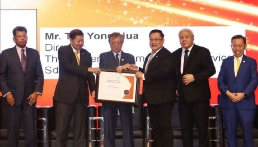 张荣华（右3）由砂总理拿督巴丁宜阿邦佐哈里（右4）手中接过&ldquo;东盟杰出企业家终身成就&rdquo;奖状。右起为砂俩名副总理拿督阿玛沈桂贤、拿督阿玛阿旺登雅。
