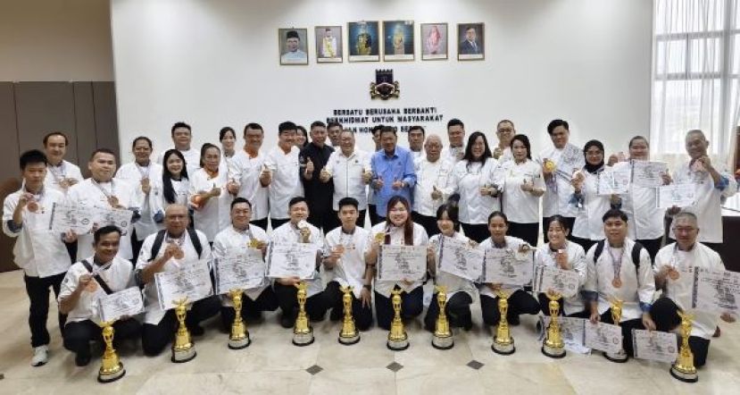 参与2026年全球厨艺挑战赛的厨师们和古晋南市市长拿督黄鸿圣以及副市长拿督再迪苏海里等合影。