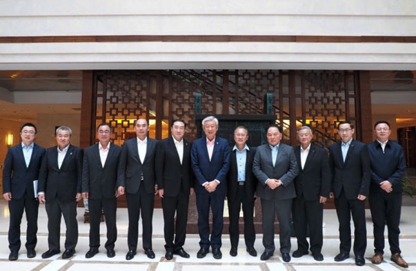 丹斯里卢成全（右六起）率团访问中国贸促会，获张少刚的接待；左起为杨晓军、陈镇明、廖志 明、吴逸平、吴明璋、刘瑞发、张昌国、孔令龙和徐金丽。