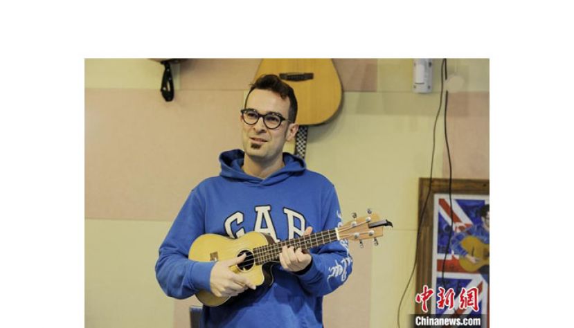 英国音乐人亚当(Adam)告诉记者，在中国的十几年里，他不仅融入了这里的生活，也逐步实现着自己的音乐梦想。