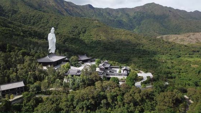 慈山寺座落大埔洞梓，背靠八仙岭面向船湾，被群山包围，由李嘉诚斥17亿港元支持兴建。