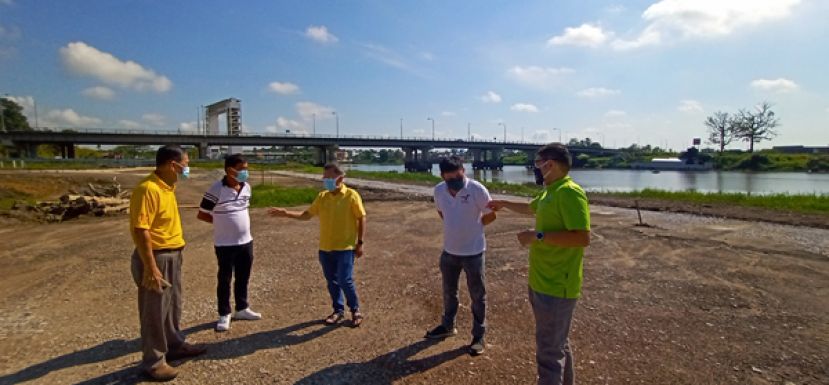 拿督斯里沈桂贤（左三）巡视石角河滨公园第四期建筑工程，左起是人联党石角支部代主席林亚德，承包商黄亚水，巴达旺市议员杨胜发及巴达旺市议会副秘书吴忝曷。