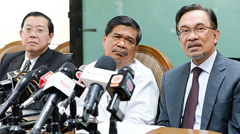 希盟三党领袖，右为公正党主席拿督斯里安华、诚信党主席莫哈末沙布以及行动党秘书长林冠英(档案图片)。