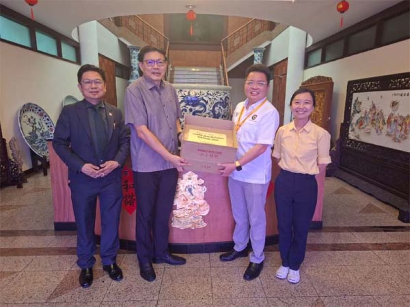 黄文彬集团经理王志强（左二）从砂副总理兼公共卫生、房屋与地方政府部长拿督阿玛沈桂贤的新闻官田双德手中接过一箱月饼时摄。左为特别行政事务高级官员陈汉祥以及右是砂拉越总理署政治秘书兼砂人联中央妇女组主席许德婉。
