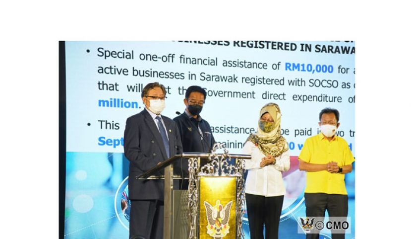 砂首长阿邦佐哈里（左一）宣布援助砂商业领域配套。