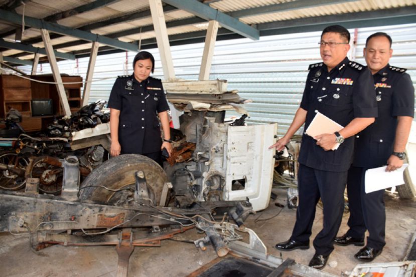 林明城助理总监(右2)检查被解体罗厘残骸。