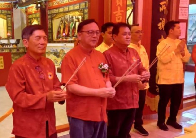  拿督罗克强（左2）在古晋东嶽观筹委主席方明生（左）、主席方文祥太平局绅（左3）等人陪同下接神祈福膜拜；右起为炉主李欲熙、头家田亚胜。