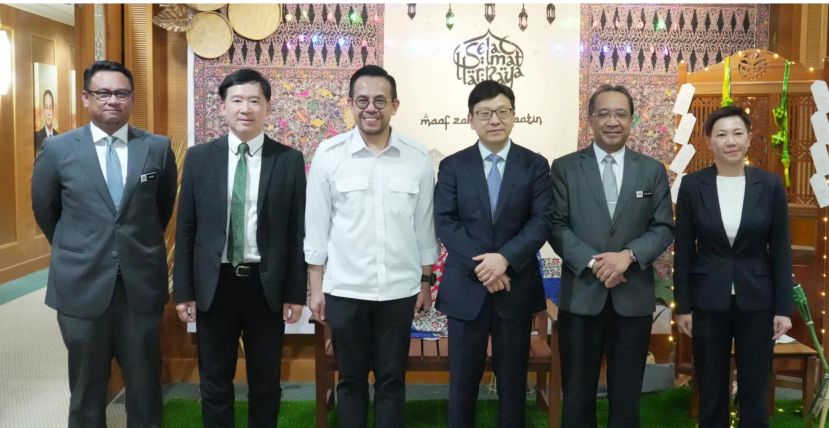 沈志强（左3）与孙玉菡（左4）及香港代表团成员及人力资源部官员大合照，左起为拉惹莫哈末尼占、胡健民、莫哈末沙哈林和郑青文。