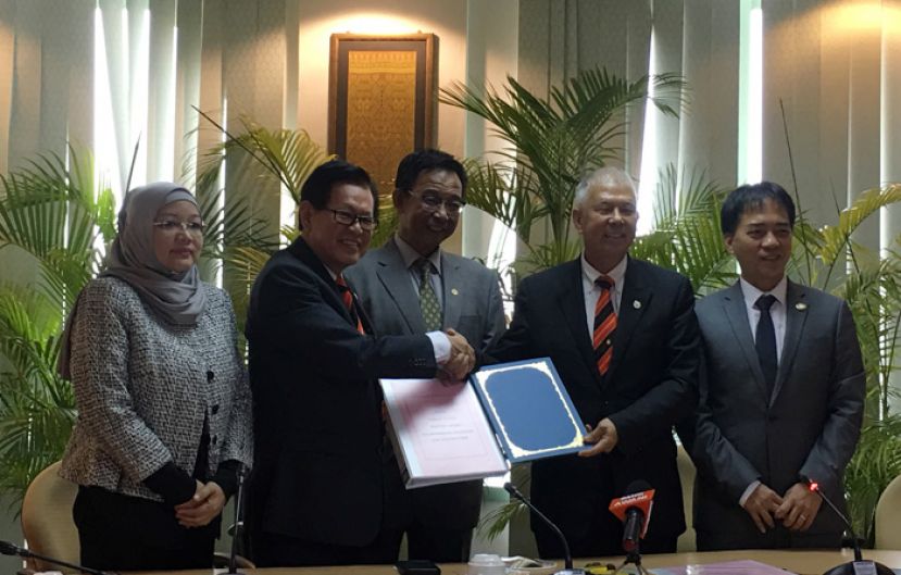 前砂旅游、艺术、文化部助理部长拿督李景胜（左二）在砂旅游、艺术、文化部长拿督阿都卡林（中）等人见证移交职权予拿督陈超耀。