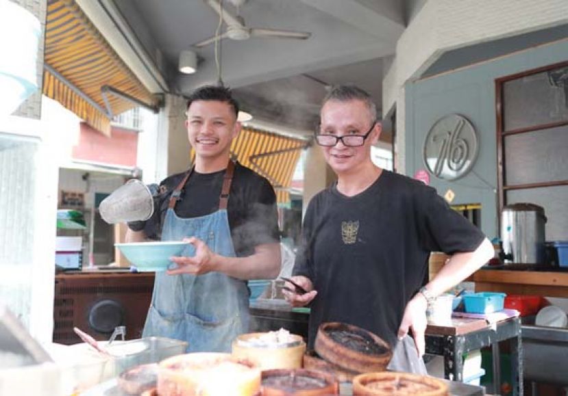 黄少豪8岁时，随港点师傅的父亲黄世杰（右）移居台湾。