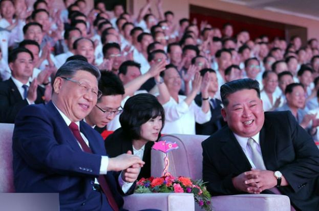 习近平与金正恩一同观赏欢迎晚会演出。