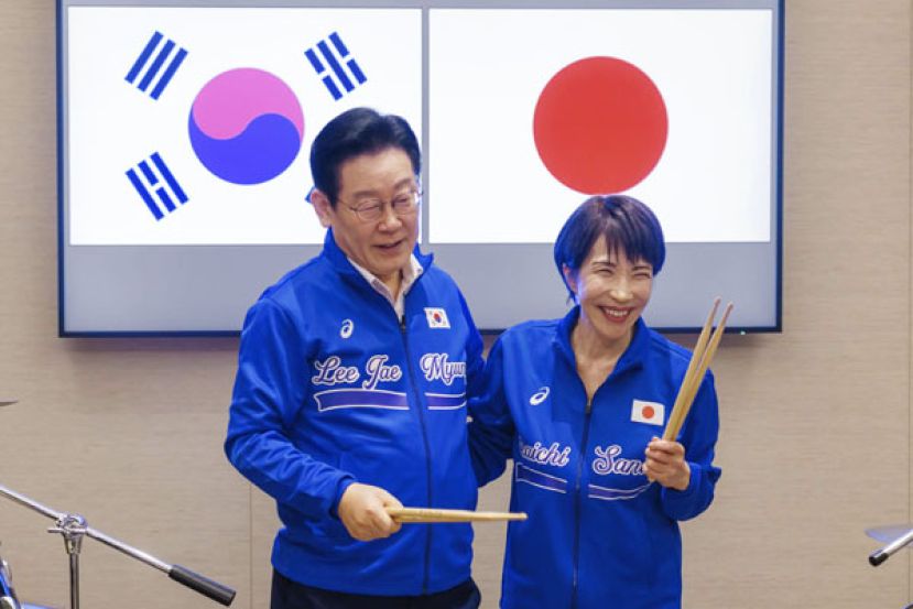日本首相高市早苗接待韩国总统李在明时展现超强亲和力，两人一起打鼓，获得韩国民众好感。