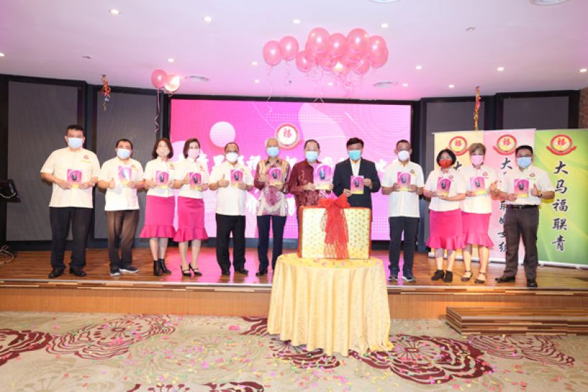 王文海、林志伟、左一起为宋彩芬、林秀琼、林进利、拿督威拉刘国民、丹斯里拿督郑福成局绅、陈康益、林振华、沈玉萍、刘金枝、陈世昌。