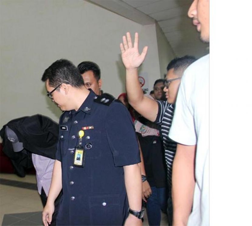 涉嫌失信古晋汽车合作社百万巨款，被告被带上古晋法庭面控。