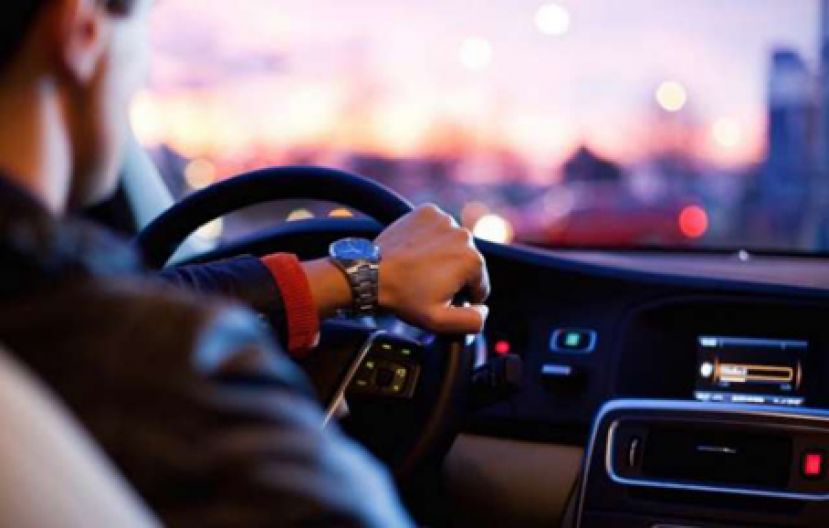 温和的他竟砸车泄愤？ 从开车看本性