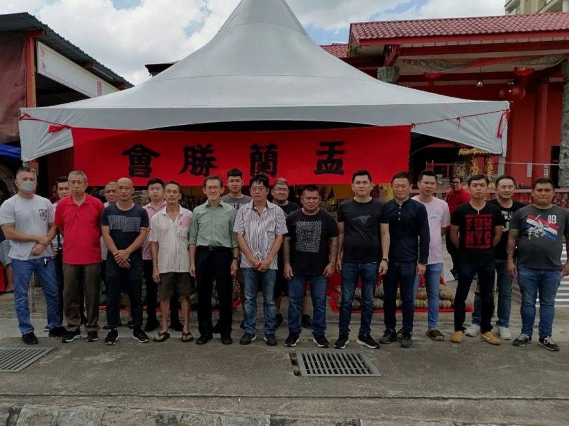 人联党中央副主席薛华东（左5）参与毕打拿忠福宫广泽尊王庙举办盂兰节胜会祭拜仪式；左6起为该庙主席许义华、署理主席谢亚烈、秘书马可倧等人。