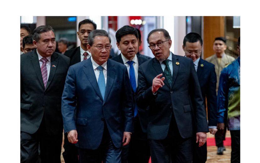 首相安华(左)陪同中国总理李强(中)步入马中工商界午宴会场。左为陆兆福。