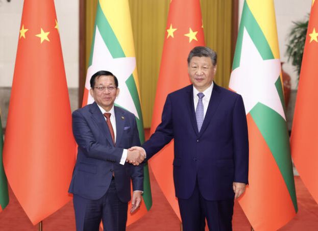 习近平与敏昂莱在北京举行会谈。