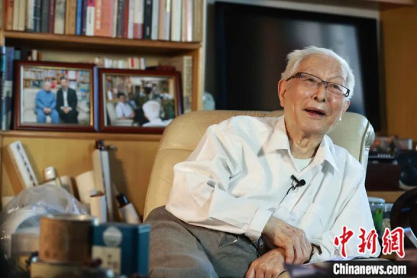 方汉奇在北京接受中新社记者采访。