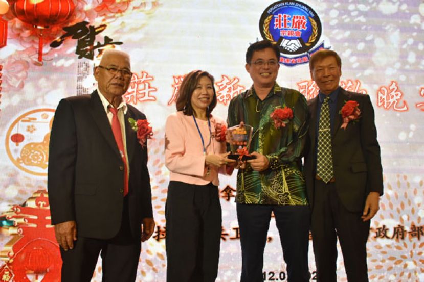 筹委会主席莊映资（左二）赠送纪念品给砂副总理兼公共卫生、房屋与地方政府部部长拿督斯里沈桂贤代表砂总理政治秘书陈开（右二）。