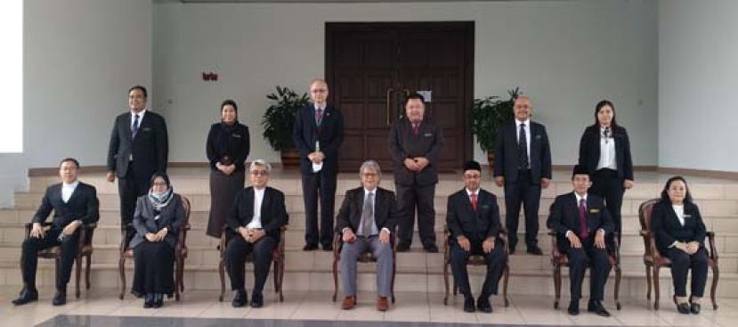 砂沙司法部法官见证人工智能应用程序审理案件后合照，中为砂沙大法官拿督阿邦依斯干达。