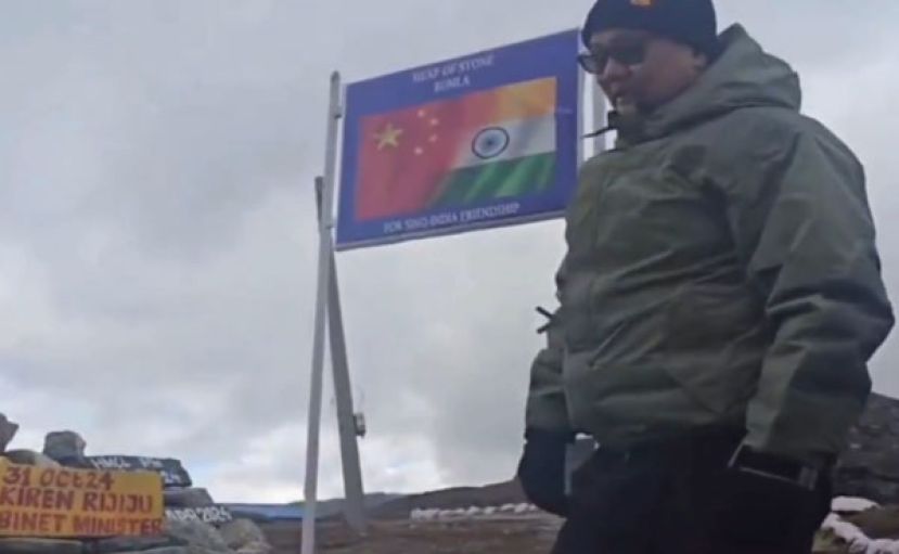 中印士兵在边境交换糖果合影。