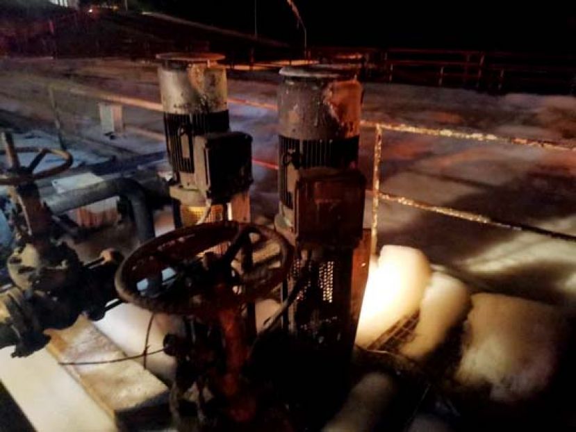 无故起火的原油与海水分离泵。