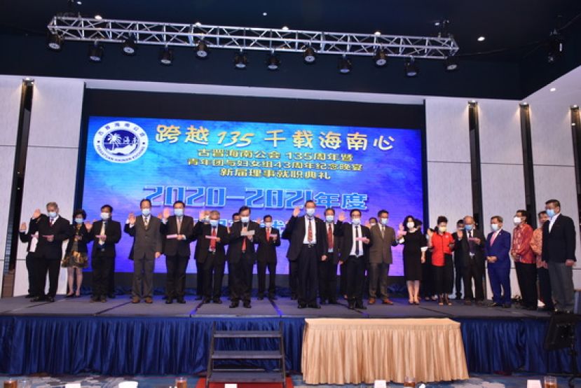 右四起为砂地方政府与房屋部部长拿督斯里沈桂、中国驻古晋总领事程广中、马海南联副总会长周冠兴、晋汉连省华总会长拿督黄良杰见证新届理事宣誓就职。   