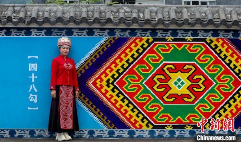 一位身着西兰卡普的恩施土家族女孩。