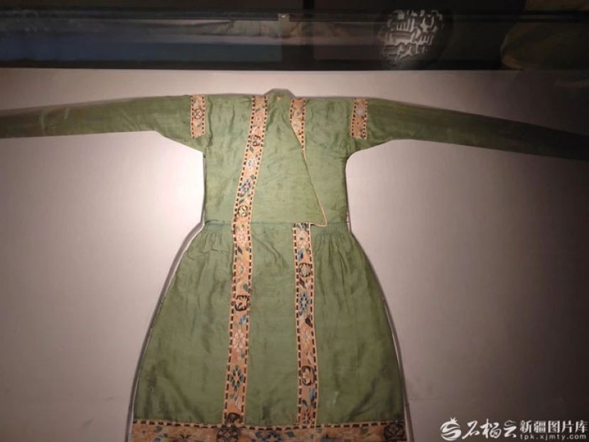 饰缂丝边缘绢棉袍。