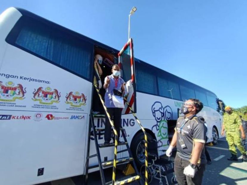 流动接种队为公众接种新冠肺炎疫苗，比较封闭式疫苗接种中心概念更安全。