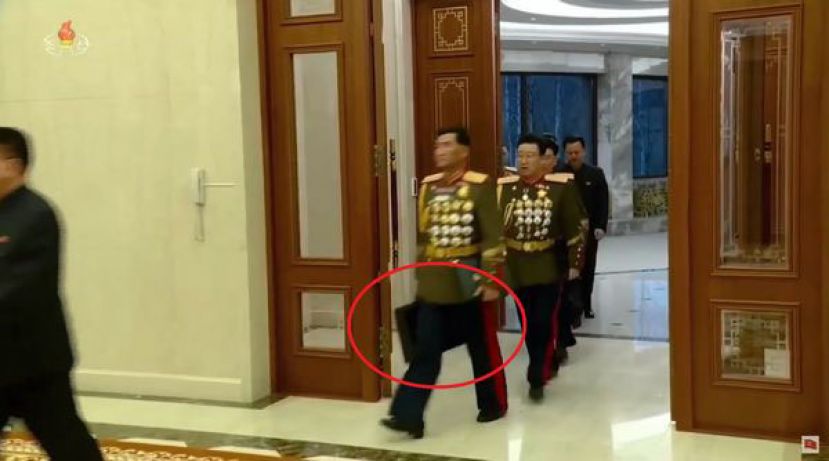 朝鲜人民军总参谋长朴秀日进入会场时，手提的黑色公事包疑似就是金正恩的&ldquo;核按钮&rdquo;手提箱。