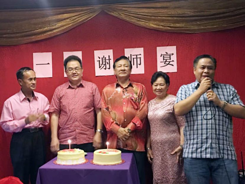  一小谢师宴上，校董们为拿督王长福（中）及三小监学田松茂（左2）庆祝生日。