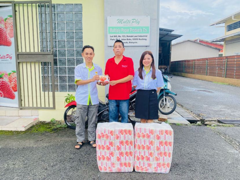 Multiply Paper Products Company的代表陈先生（中）移交赞助纸巾予刘青团秘书刘威荣。右为刘青团副财政刘柔妤。