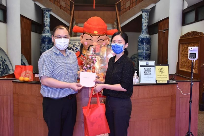 古晋双威医疗中心负责人胡继意医师（右）今日拜访国际时报总社及赠送新年礼品贺年，由国际时报业务发展经理陈朝忠（左）接收。