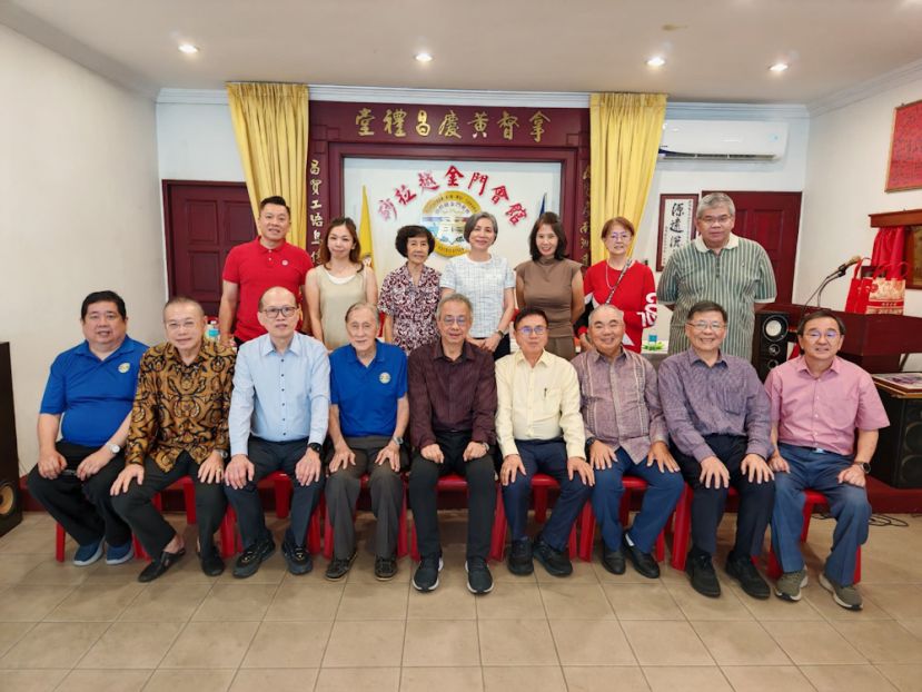 砂金门会馆主席洪益勤（坐者左五）协同理事接待新加坡金门会馆代表的到访。坐者左四为砂金门会馆主名誉主席蔡承财及右为秘書长叶宗元；坐者右三起为新加坡金门会馆副主席李志远及陈佳模。